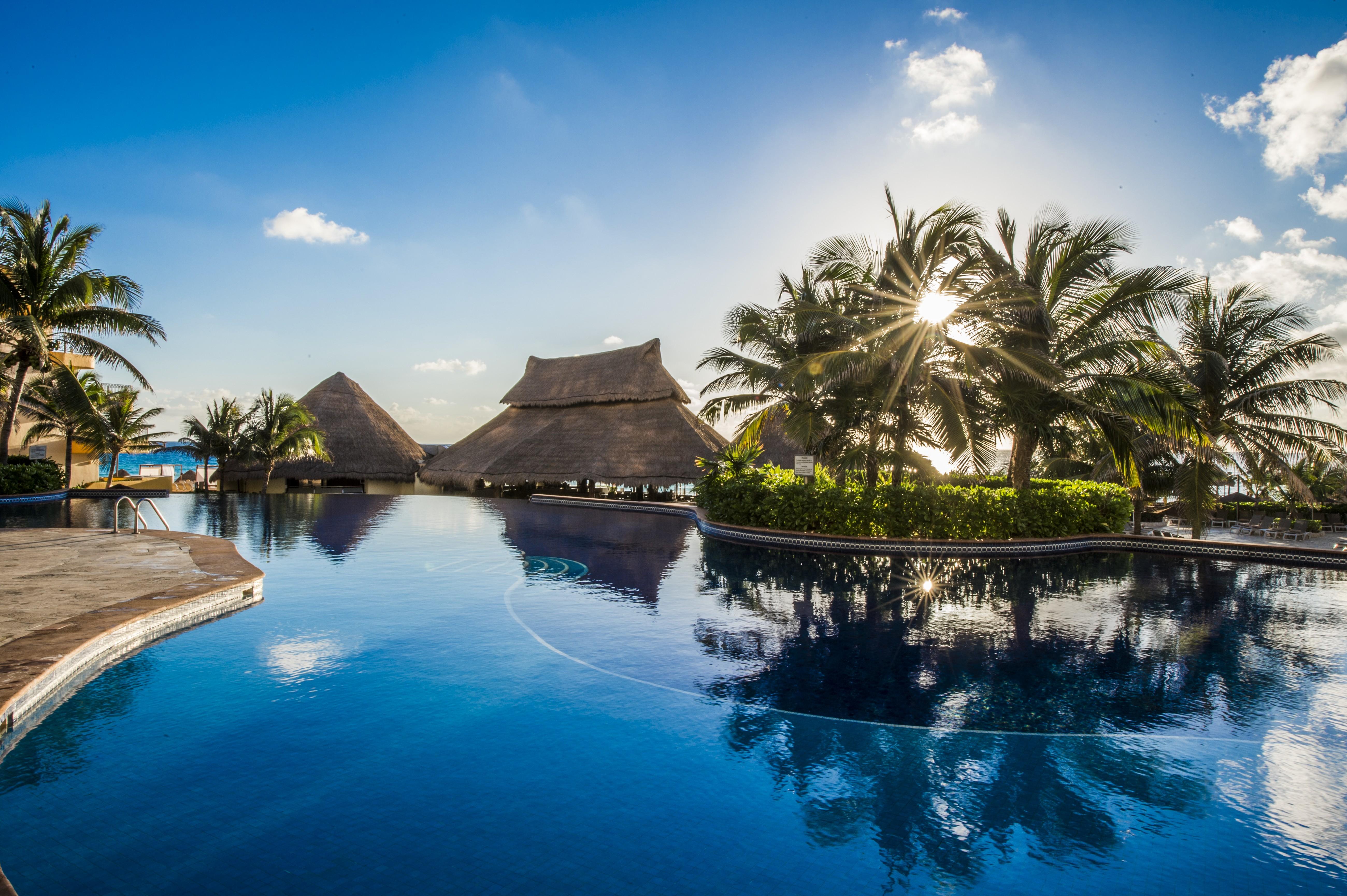 เฟียสตา อเมริกานา กอนเดซา กังกุน ออล อินคลูซีฟ Hotel แคนคูน ภายนอก รูปภาพ The resort's main pool