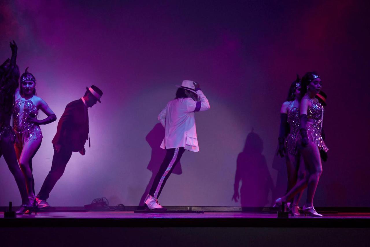 เฟียสตา อเมริกานา กอนเดซา กังกุน ออล อินคลูซีฟ Hotel แคนคูน ภายนอก รูปภาพ Michael Jackson performing "Smooth Criminal" on the 2009 tour.