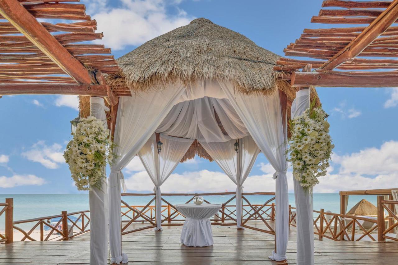 เฟียสตา อเมริกานา กอนเดซา กังกุน ออล อินคลูซีฟ Hotel แคนคูน ภายนอก รูปภาพ A gazebo at the beach