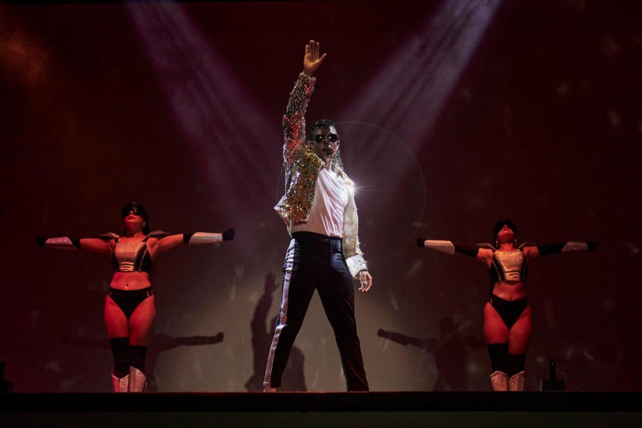 เฟียสตา อเมริกานา กอนเดซา กังกุน ออล อินคลูซีฟ Hotel แคนคูน ภายนอก รูปภาพ Michael Jackson performing "Billie Jean" on the 2009 tour.