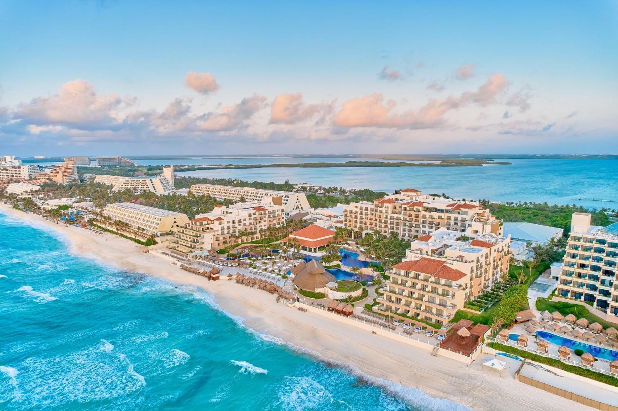 เฟียสตา อเมริกานา กอนเดซา กังกุน ออล อินคลูซีฟ Hotel แคนคูน ภายนอก รูปภาพ Aerial view of the resort