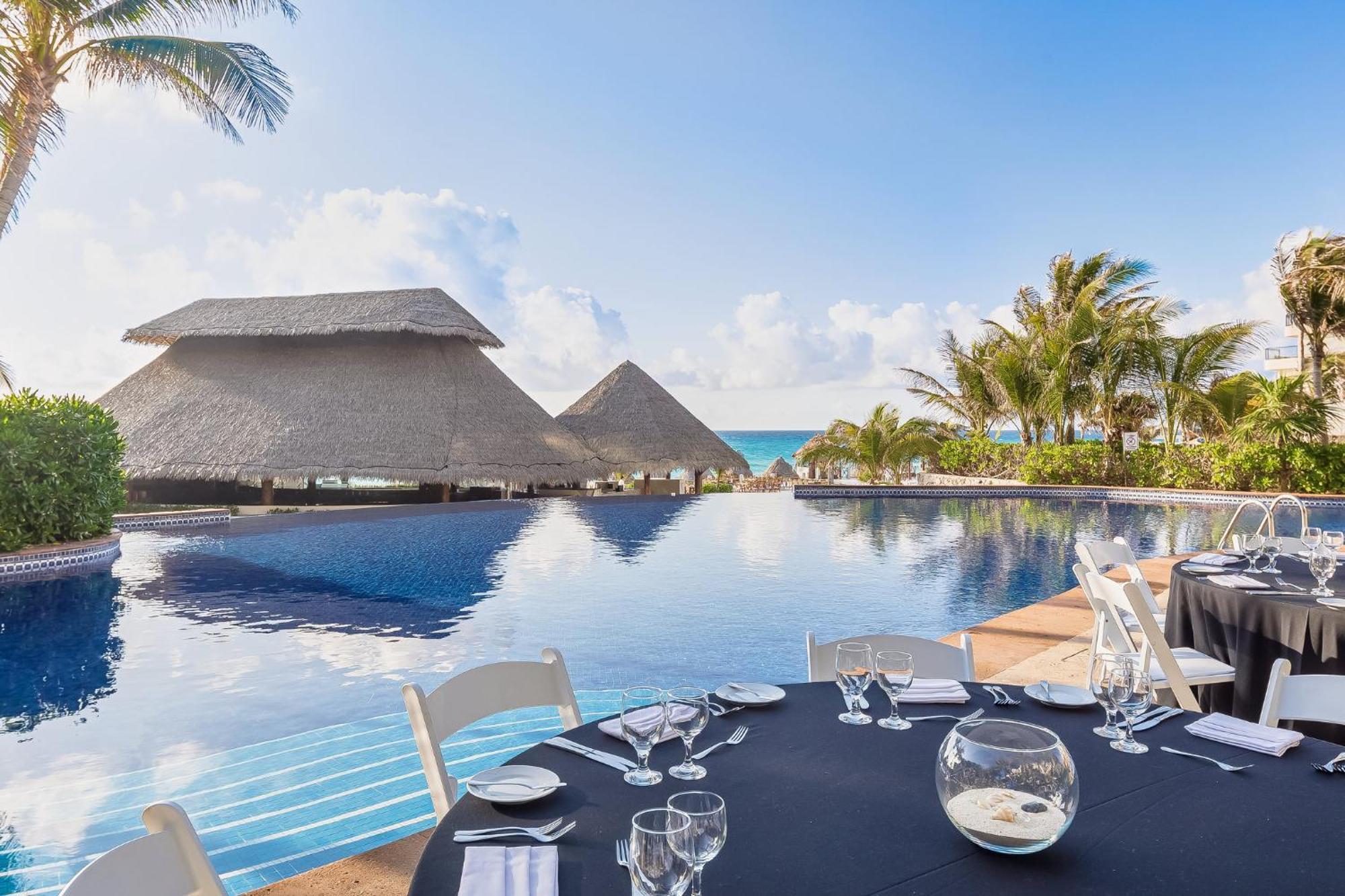 เฟียสตา อเมริกานา กอนเดซา กังกุน ออล อินคลูซีฟ Hotel แคนคูน ภายนอก รูปภาพ The resort's main pool
