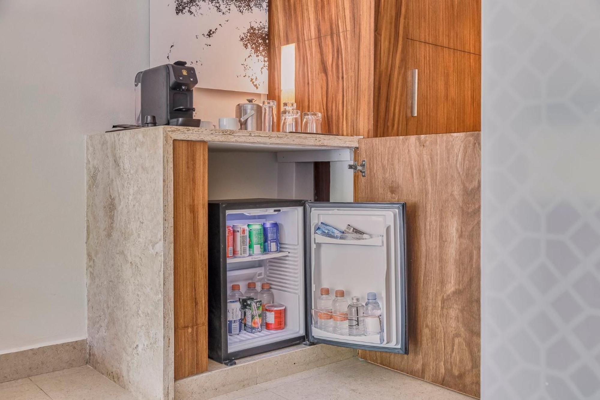 เฟียสตา อเมริกานา กอนเดซา กังกุน ออล อินคลูซีฟ Hotel แคนคูน ภายนอก รูปภาพ A mini-bar in a hotel room